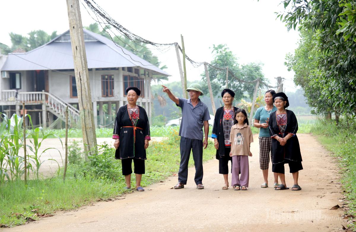 Tuyến đường bê tông nội thôn được làm từ nguồn kinh phí xã hội hóa.