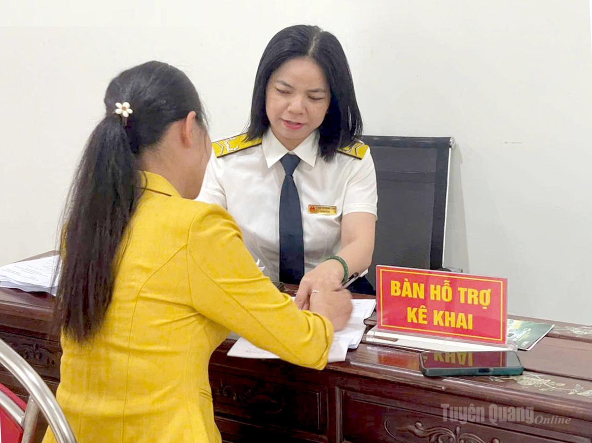 Cán bộ Thuế hỗ trợ người dân kê khai thông tin về mã số thuế.