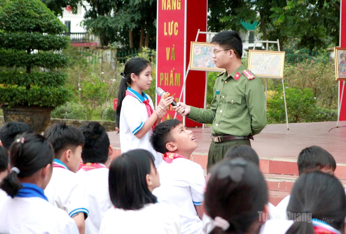 Phòng An ninh mạng và Phòng, chống tội phạm sử dụng công nghệ cao tuyên truyền cho học sinh Trường Phổ thông Dân tộc nội trú ATK Sơn Dương nâng cao khả năng nhận diện thông tin xấu độc trên không gian mạng.