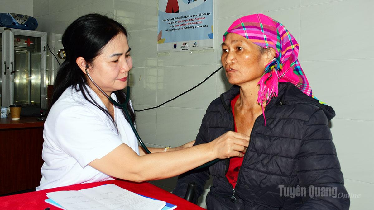 Bác sĩ Bệnh viện Phục hồi chức năng Hương Sen thăm khám miễn phí cho người dân xã Phố Bảng.