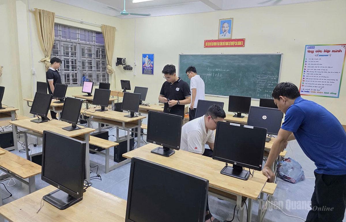 Cán bộ Ngân hàng Vietcombank Chi nhánh Phú Thọ lắp đặt và bàn giao máy tính cho Phòng Tin học của trường THCS Thắng Mố, xã Thắng Mố.