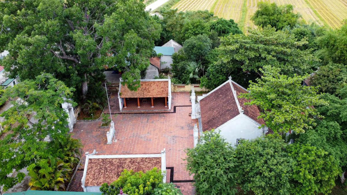 Toàn cảnh khu mộ Nguyễn Thiếp trên núi Thiên Nhẫn.