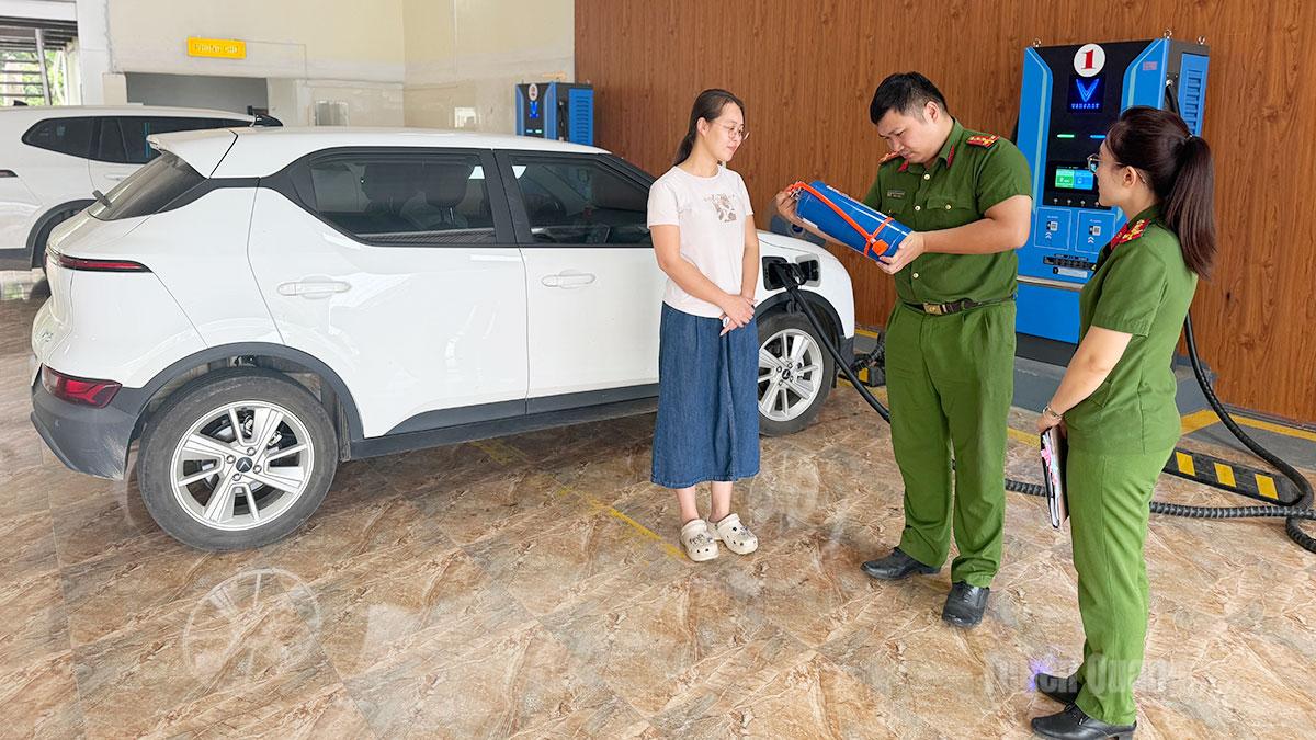 Cán bộ Công an phường An Tường kiểm tra công tác PCCC tại các cơ sở kinh doanh có điều kiện.