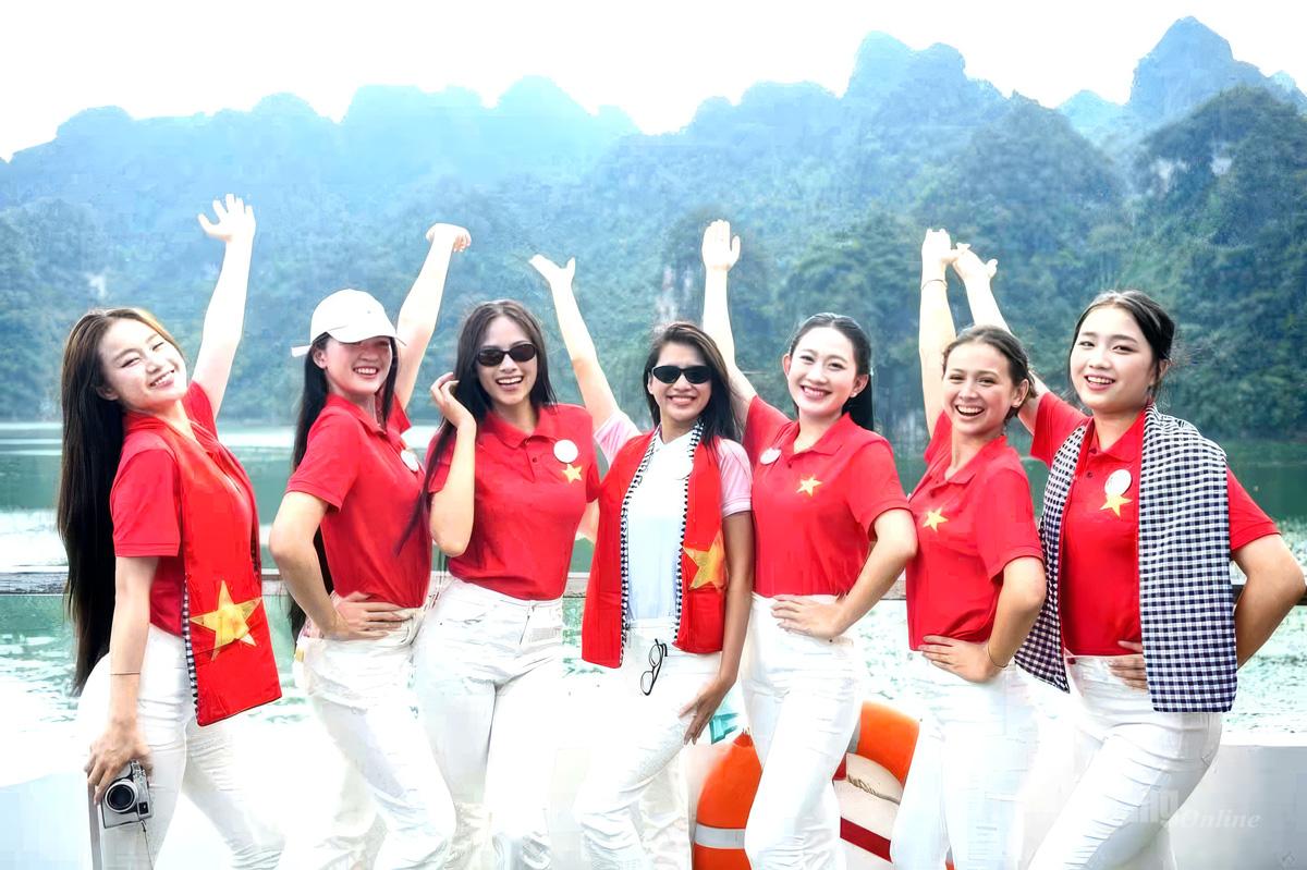 Các người đẹp trải nghiệm hành trình theo dòng nước về miền di sản lòng hồ sinh thái Nà Hang - Lâm Bình.