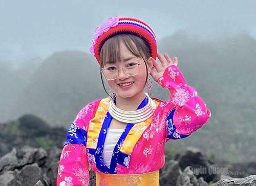 Cô giáo trẻ Vàng Thị Súa, giáo viên âm nhạc tại Trường Phổ thông dân tộc bán trú THCS Lũng Phìn.