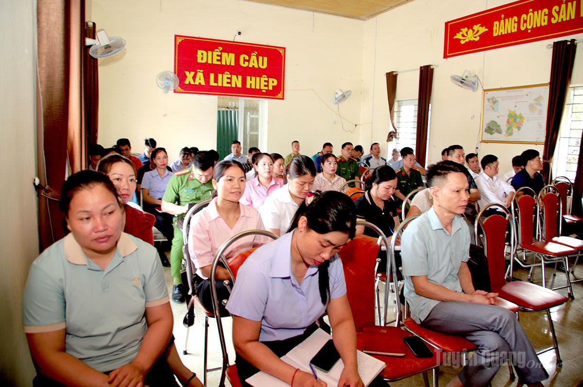 Cán bộ, đảng viên xã Liên Hiệp học tập các chỉ thị, nghị quyết của Đảng.