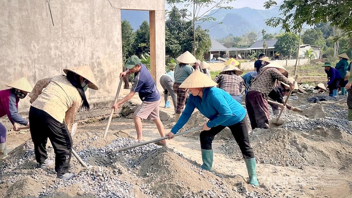 Nhân dân thôn Yên Lập chung sức làm sân nhà văn hóa thôn.