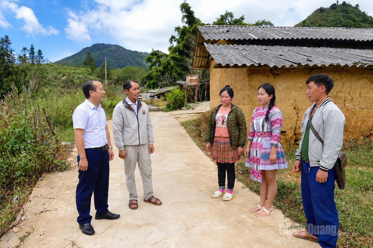 Đồng chí Giàng Xuân Hồ, Phó Bí thư Thường trực Đảng ủy xã Xín Mần (đầu tiên từ trái sang) và đảng viên thôn Hậu Cấu trao đổi, nắm bắt tâm tư, nguyện vọng của người dân.