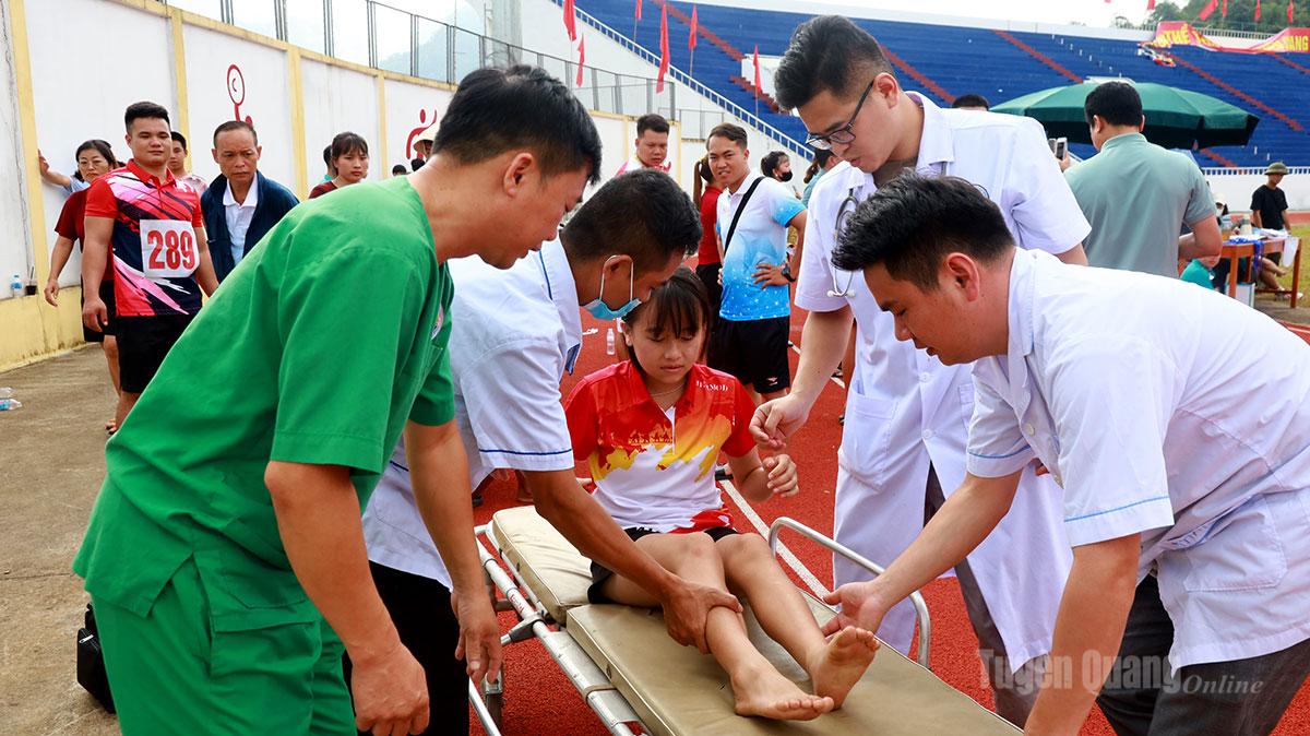 Đội ngũ y tế sơ cứu cho vận động viên Dương Thị Mai bị đau cơ ở chân sau khi hoàn thành nội dung chạy 800m.