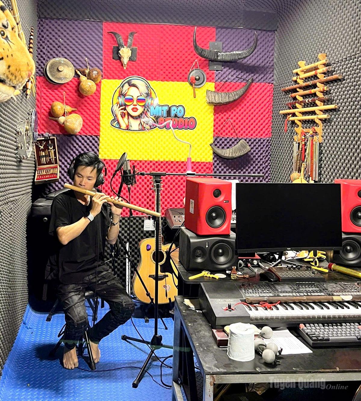 Từ phòng thu nhỏ, Tuấn Anh chắt lọc những thanh âm của miền đá bằng âm nhạc.