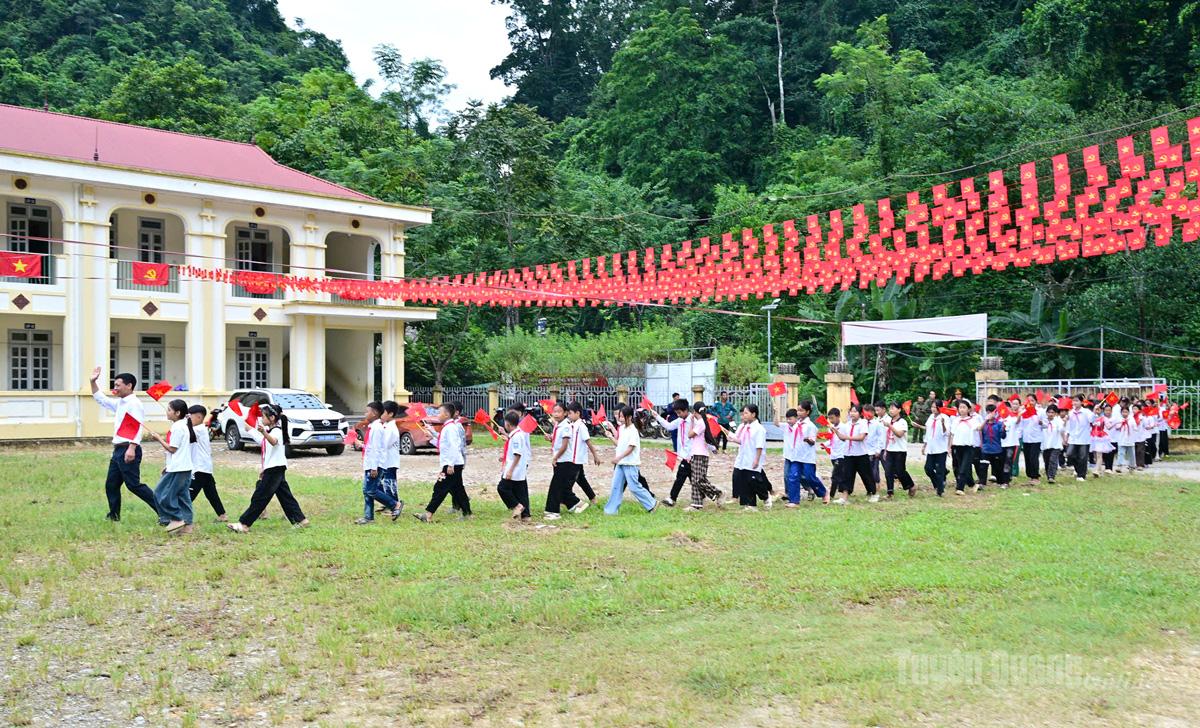 Khối học sinh lớp 6 Trường Phổ thông Dân tộc bán trú Tiểu học -THCS Sinh Long xã Côn Lôn trong ngày khai giảng. Ảnh Quang Hòa