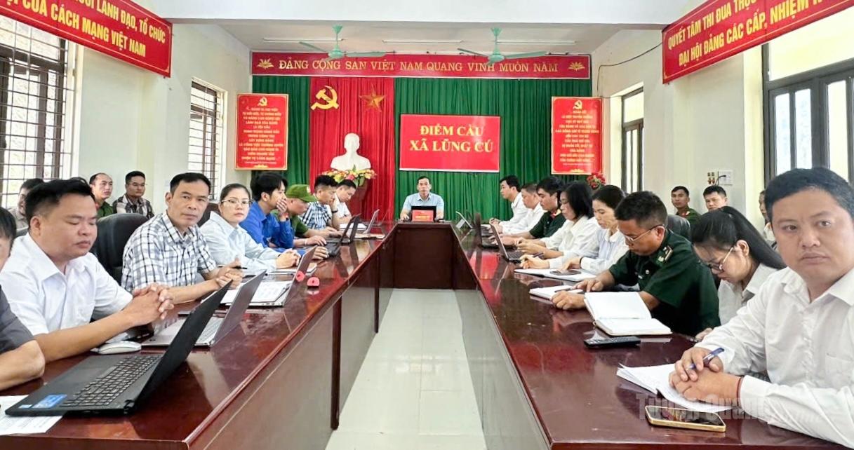 Cán bộ, đảng viên xã Lũng Cú tham gia Hội nghị nghiên cứu,học tập, quán triệt và triển khai thực hiện một số Nghị quyết, Chỉ thị của Bộ Chính trị.