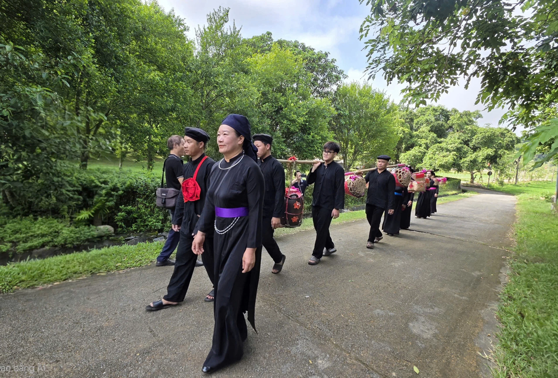 Early in the morning, the groom’s family’s wedding procession prepares the wedding gifts and offerings to take to the bride’s family.
