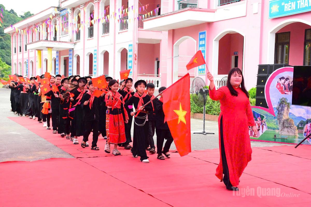 Lễ đón học sinh lớp 6 của Trường Phổ thông Dân tộc nội trú THCS và THPT Lâm Bình. Ảnh: Minh Hoa