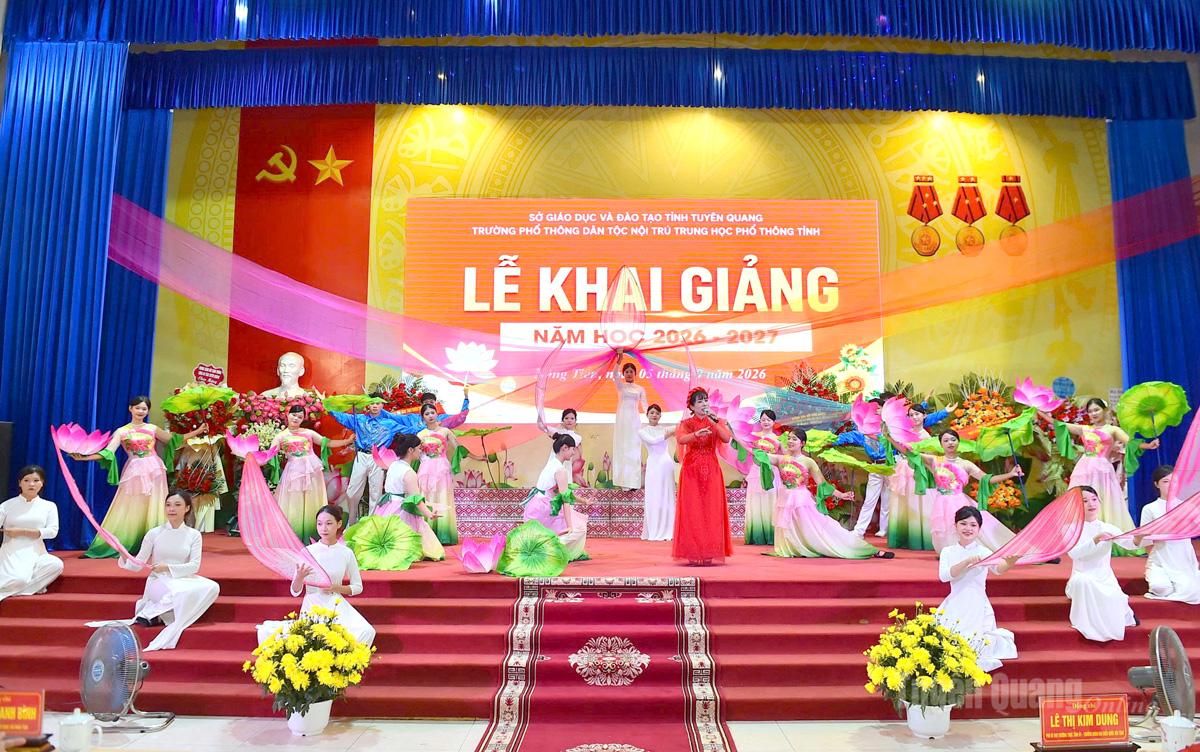 Tiết mục văn nghệ của thầy cô giáo, học sinh Trường Phổ thông Dân tộc nội trú THPT tỉnh Tuyên Quang tại Lễ khai giảng. Ảnh: Thanh Phúc