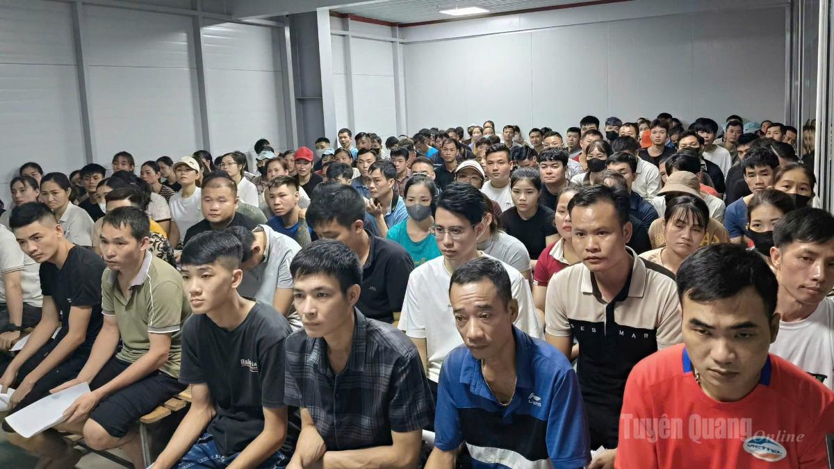 Đoàn viên, công nhân lao động thuộc Tổng Công ty May Tuyên Quang LGG - Chi nhánh Thái Sơn tham dự buổi tuyên truyền.