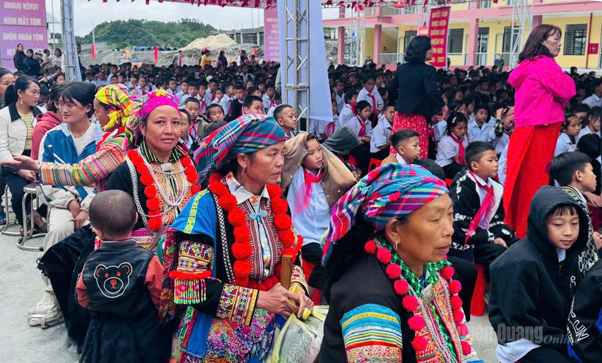 Phụ huynh học sinh xã Sơn Vĩ phấn khởi, vui mừng dự Lễ khai giảng cùng con. Ảnh: Thảo Nguyên