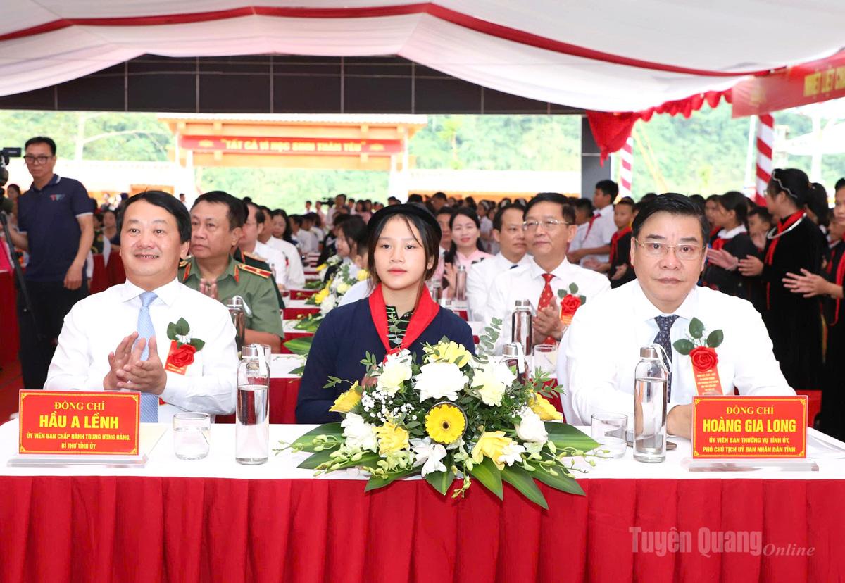 Đồng chí Bí thư Tỉnh ủy Hầu A Lềnh và đồng chí Phó Chủ tịch UBND tỉnh Hoàng Gia Long dự Lễ khai giảng tại trường Phổ thông nội trú liên cấp TH và THCS Thanh Thủy.