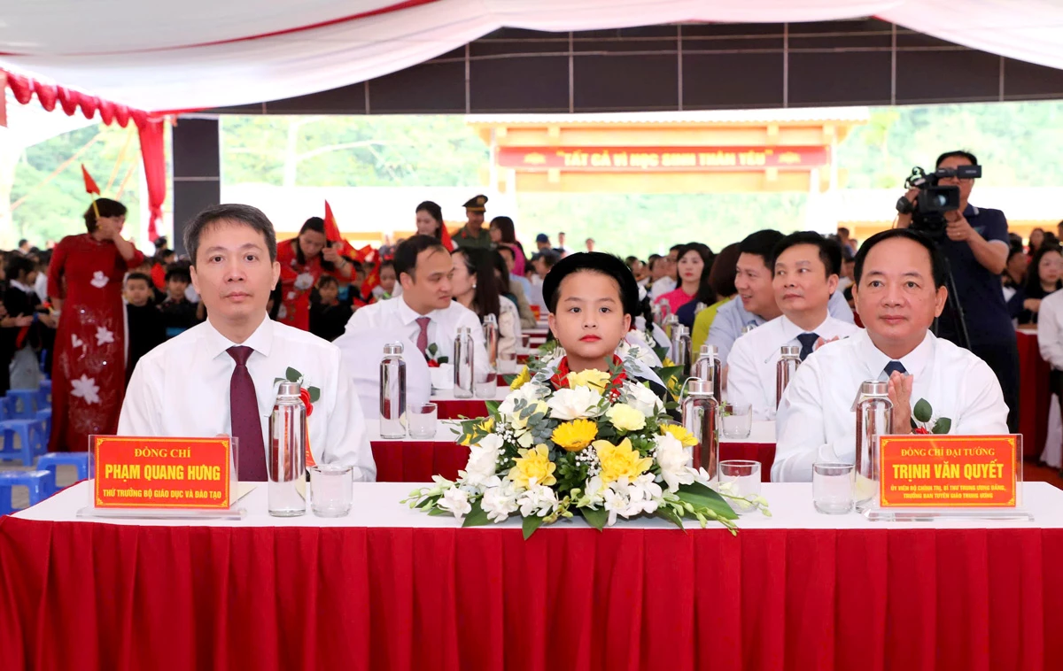 Đồng chí Trịnh Văn Quyết, Ủy viên Bộ Chính trị, Bí thư Trung ương Đảng, Trưởng Ban Tuyên giáo Trung ương; Phạm Quang Hưng, Thứ trưởng Bộ Giáo dục và Đào tạo dự Lễ khai giảng tại trường Phổ thông nội trú liên cấp TH và THCS Thanh Thủy. Ảnh: Văn Nghị