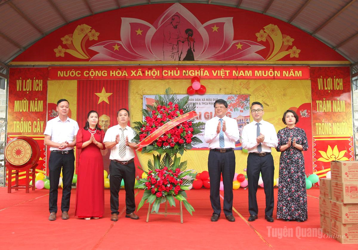 Đồng chí Hà Trung Kiên, Ủy viên BTV Tỉnh ủy, Phó Chủ tịch Thường trực Ủy ban MTTQ Việt Nam tỉnh Tuyên Quang và lãnh đạo xã Mậu Duệ tặng hoa chúc mừng thầy và trò Trường PTDT bán trú Tiểu học và THCS Mậu Long nhân dịp Khai giảng năm học mới. Ảnh: Phạm Hoan
