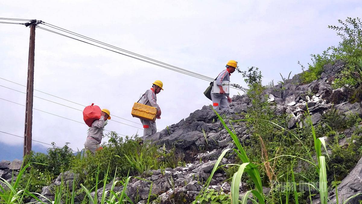 Kỹ thuật Viettel Tuyên Quang nâng cấp hạ tầng mạng.