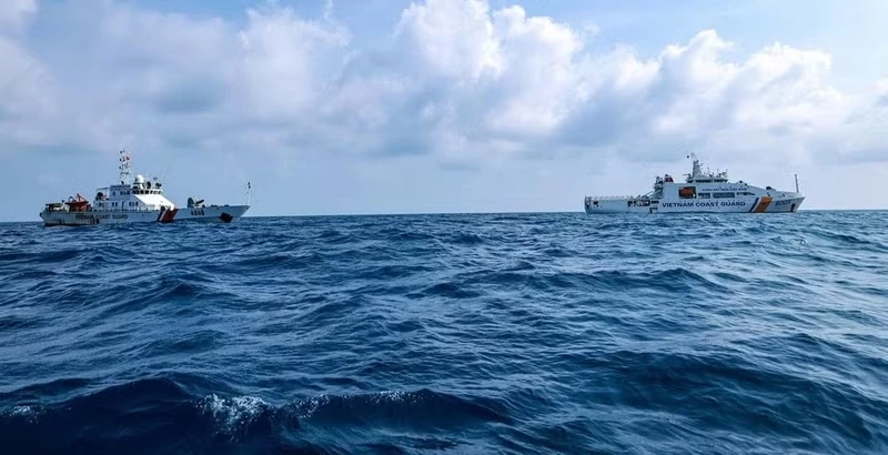 Viet Nam Coast Guard vessels maintain blocking positions in adjacent waters. (Photo: Coast Guard)