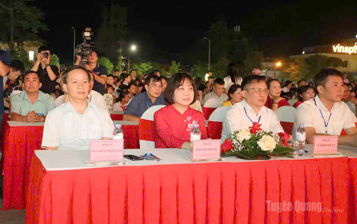 Đại biểu dự chương trình.
