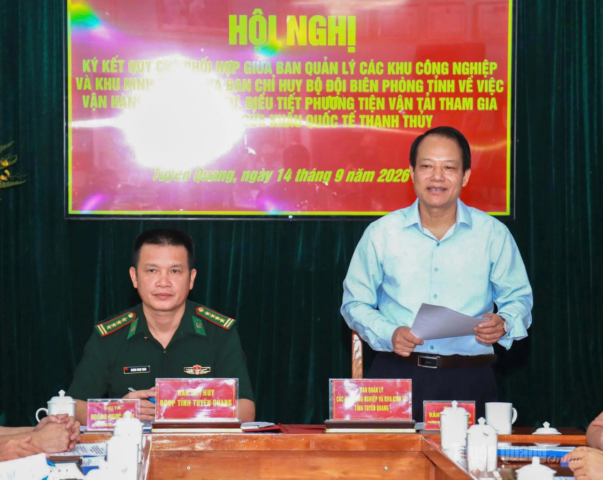 Đồng chí Vân Đình Thảo, Uỷ viên Ban Thường vụ Tỉnh uỷ, Trưởng Ban Quản lý các khu công nghiệp và khu kinh tế tỉnh phát biểu tại hội nghị.