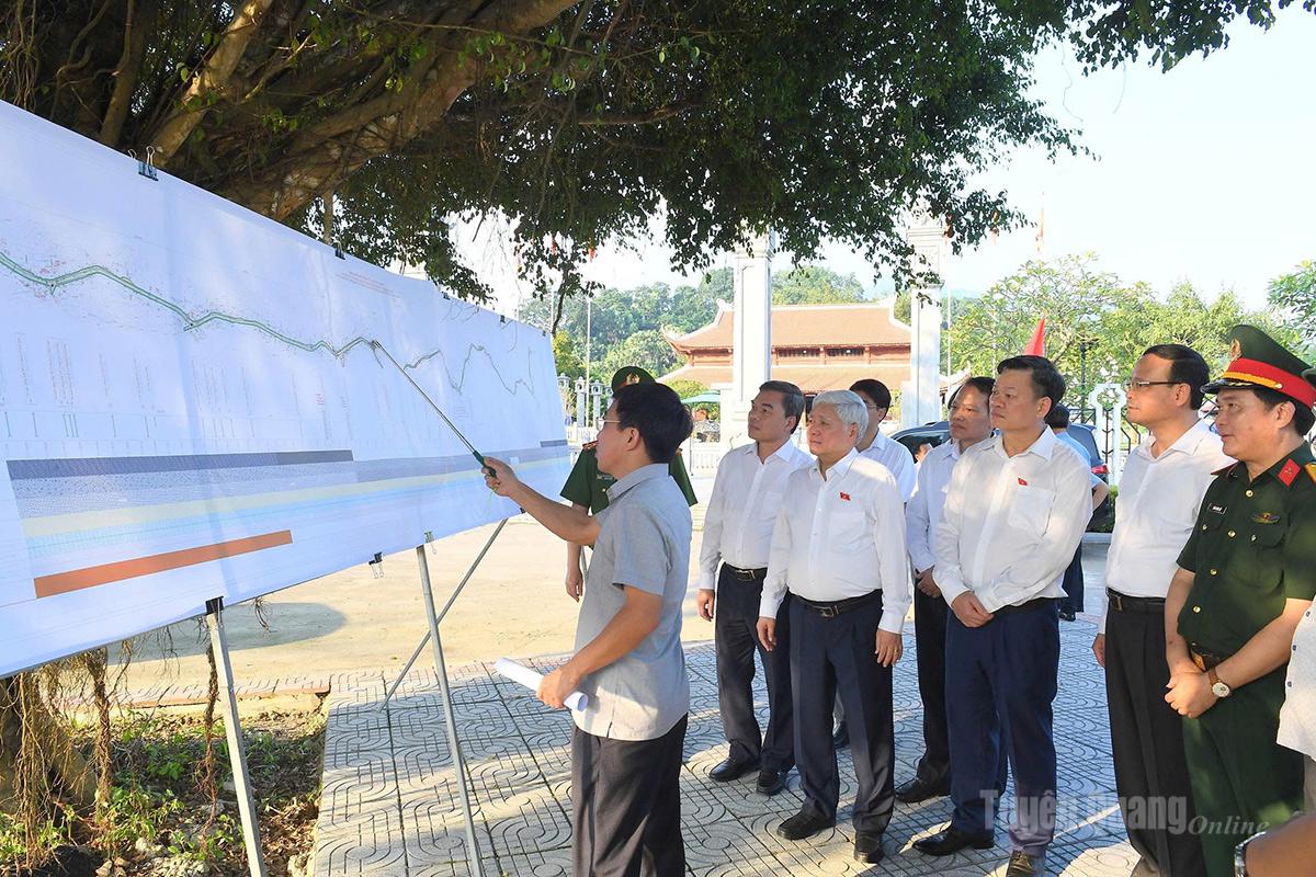Đồng chí Phó Chủ tịch Thường trực Quốc hội Đỗ Văn Chiến xem quy hoạch tuyến đường từ xã Tân Trào đến xã Trung Yên (nay là xã Tân Trào).