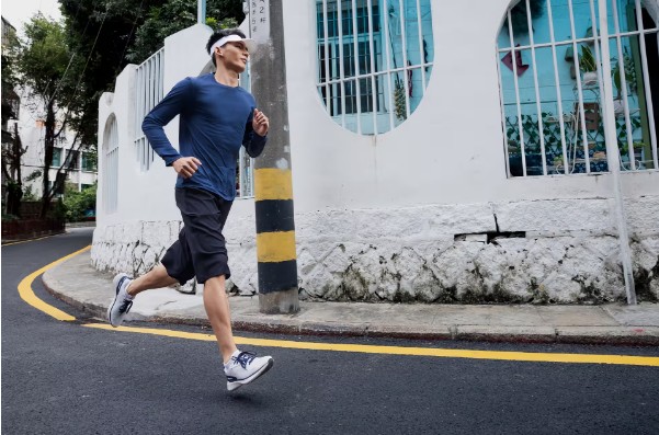Giày chạy bộ nam Decathlon với đế đệm êm ái và chất liệu thoáng khí, hỗ trợ tối đa cho các buổi chạy bộ giải tỏa căng thẳng