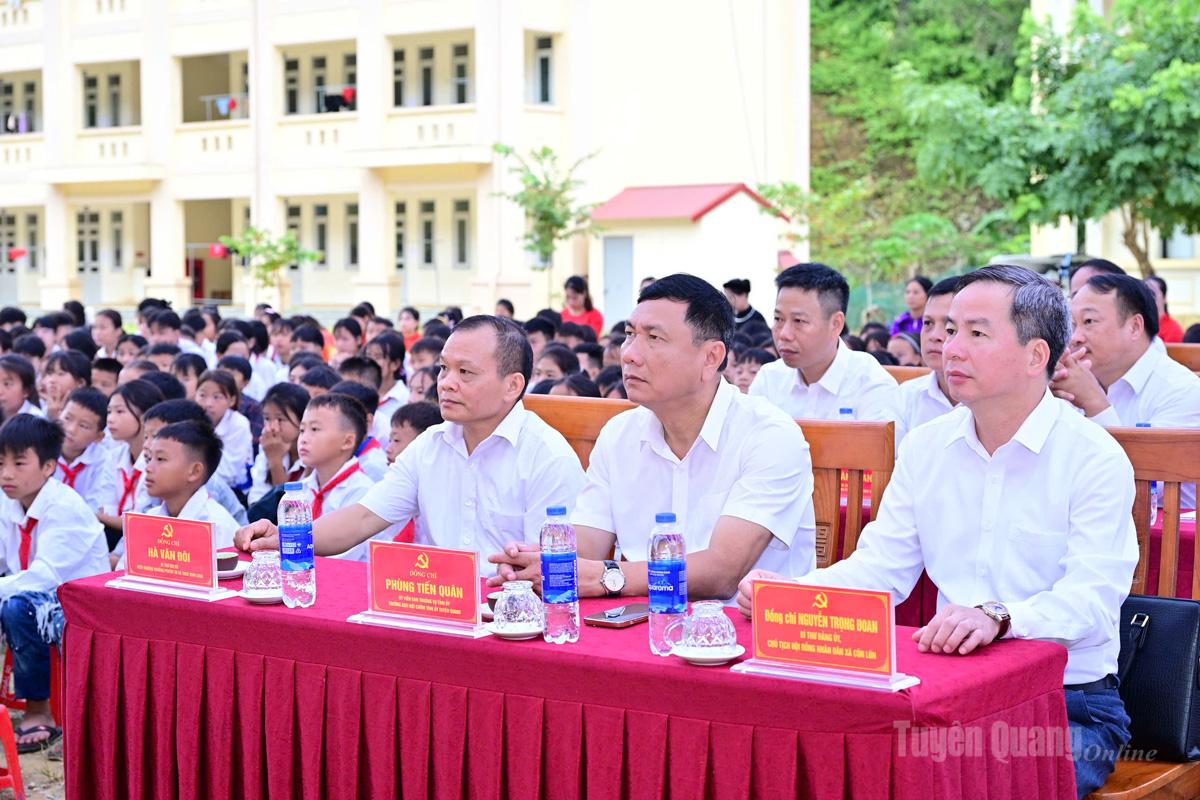 Đồng chí Phùng Tiến Quân, Ủy viên Ban Thường vụ Tỉnh ủy, Trưởng ban Nội chính Tỉnh ủy dự Lễ khai giảng năm học mới tại Trường Phổ thông Dân tộc bán trú Tiểu học -THCS Sinh Long xã Côn Lôn. Ảnh: Quang Hòa