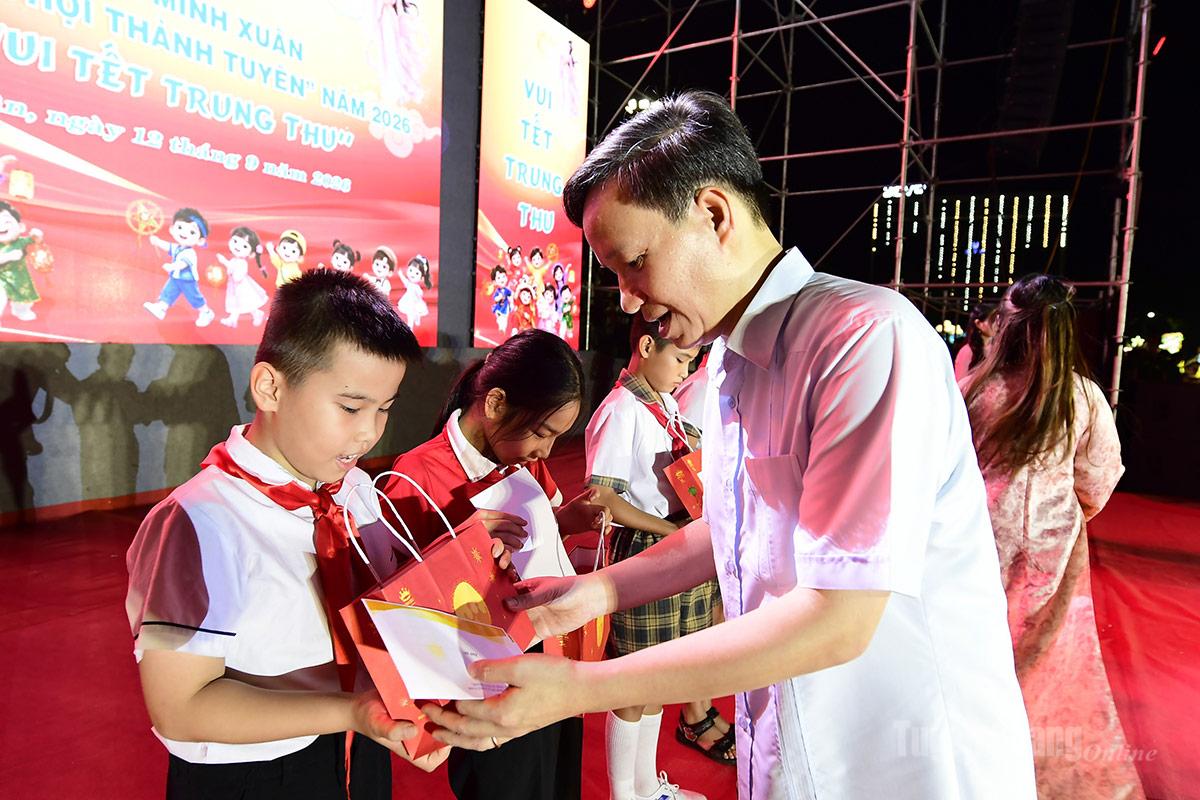 Lãnh đạo phường Minh Xuân trao quà cho các em học sinh có nỗ lực trong học tập trên địa bàn phường.