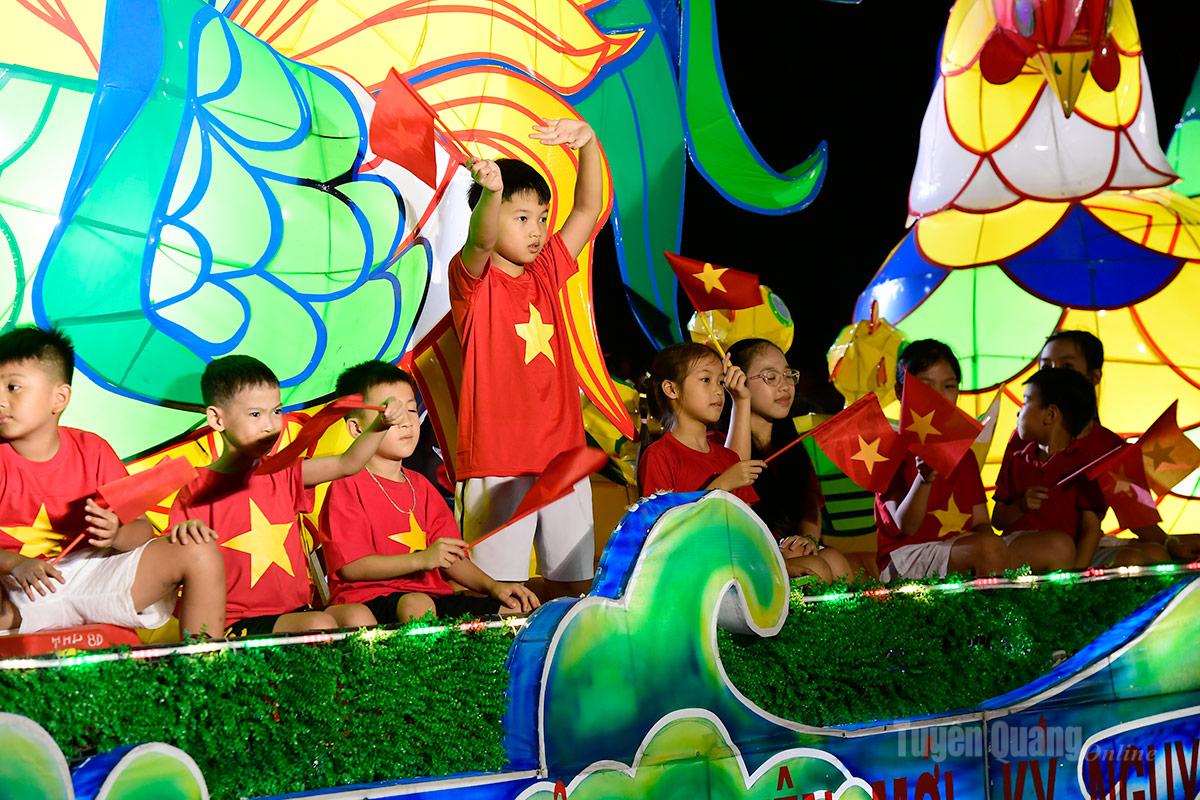 Trẻ em thích thú khi tham gia diễn diễu cùng các mô hình.