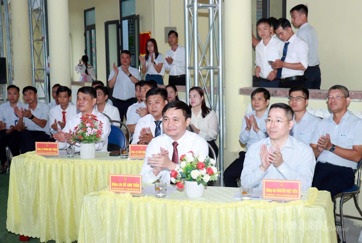 Phó Chủ tịch UBND tỉnh Đỗ Anh Tuấn dự Lễ khai giảng năm học mới tại xã Khâu Vai. Ảnh: Trần Kế.
