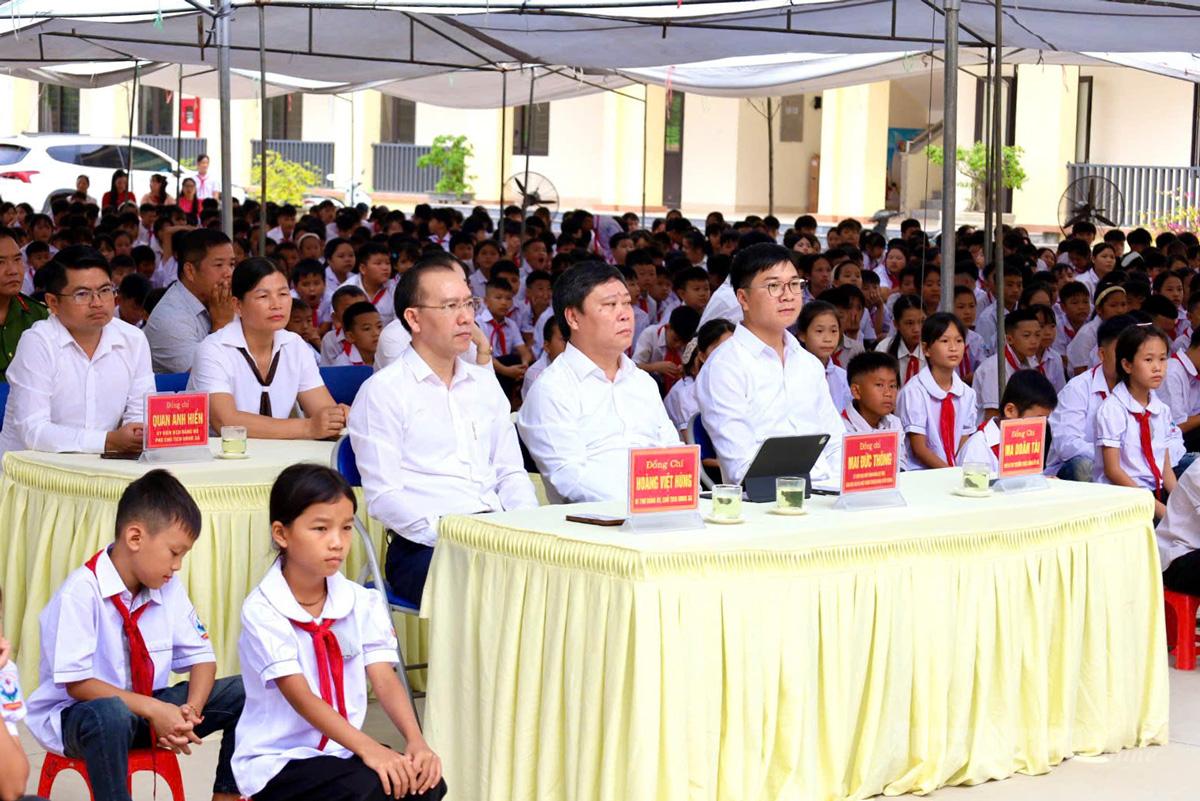 Đồng chí Mai Đức Thông, Ủy viên Ban Chấp hành Đảng bộ tỉnh, Giám đốc Báo và phát thanh, truyền hình Tuyên Quang, Chủ tịch Hội Nhà báo tỉnh dự Lễ khai giảng tại Trường PTDTBT TH&THCS Trung Hà, xã Trung Hà. Ảnh: Như Quỳnh