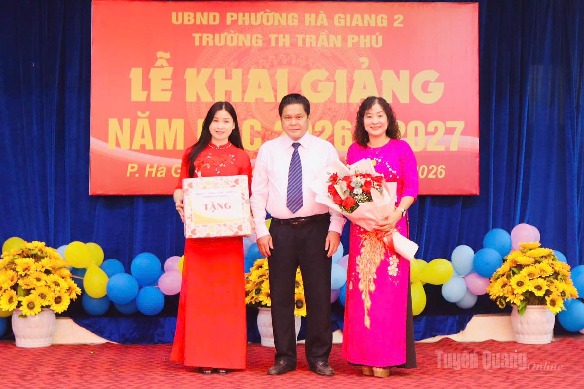 Đồng chí Vàng Seo Cón, Ủy viên BTV Tỉnh ủy, Bí thư Đảng ủy, Chủ tịch HĐND phường Hà Giang 2 tặng quà trường Tiểu học Trần Phú, phường Hà Giang 2. Ảnh: Khánh Huyền
