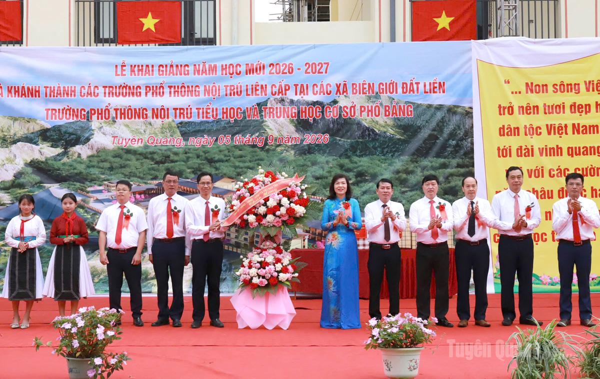 Đồng chí Phạm Thị Minh Xuân, Ủy viên Ban Thường vụ Tỉnh ủy, Phó Chủ tịch HĐND tỉnh và các đồng chí lãnh đạo tặng hoa chúc mừng thầy và trò Trường Phổ thông nội trú Tiểu học và THCS Phố Bảng. Ảnh: My Ly