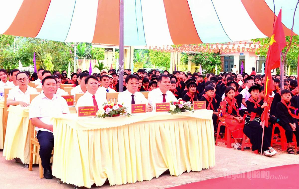 Đồng chí Nguyễn Hưng Vượng, Ủy viên Ban Thường Vụ Tỉnh ủy, Chủ nhiệm Ủy ban Kiểm tra Tỉnh ủy dự Lễ khai giảng Trường Phổ thông Dân tộc nội trú THCS và THPT Lâm Bình. Ảnh: Minh Hoa