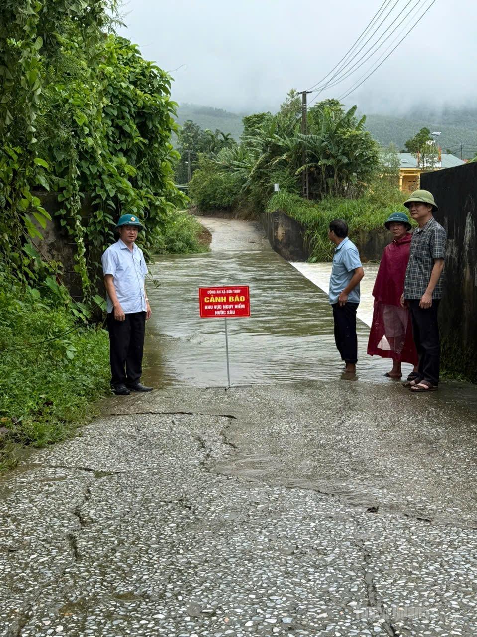 Lãnh đạo UBND xã Sơn Thuỷ kiểm tra các vị trí xung yếu.