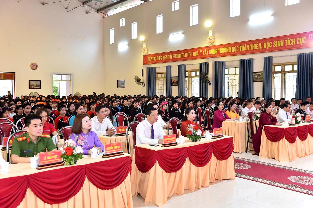Đồng chí Lê Thị Kim Dung, Phó Bí thư Thường trực Tỉnh ủy, Trưởng đoàn ĐBQH tỉnh và các đại biểu cùng các em học sinh trong ngày khai giảng Trường Phổ thông Dân tộc nội trú THPT Tuyên Quang. Ảnh: Thanh Phúc