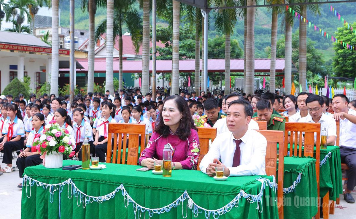 Đồng chí Ngô Thị Thu Hà, Phó Giám đốc Báo và phát thanh, truyền hình Tuyên Quang và đại biểu xã Xuân Vân dự Lễ khai giảng tại trường TH & THCS Phúc Ninh. Ảnh: Lý Thu
