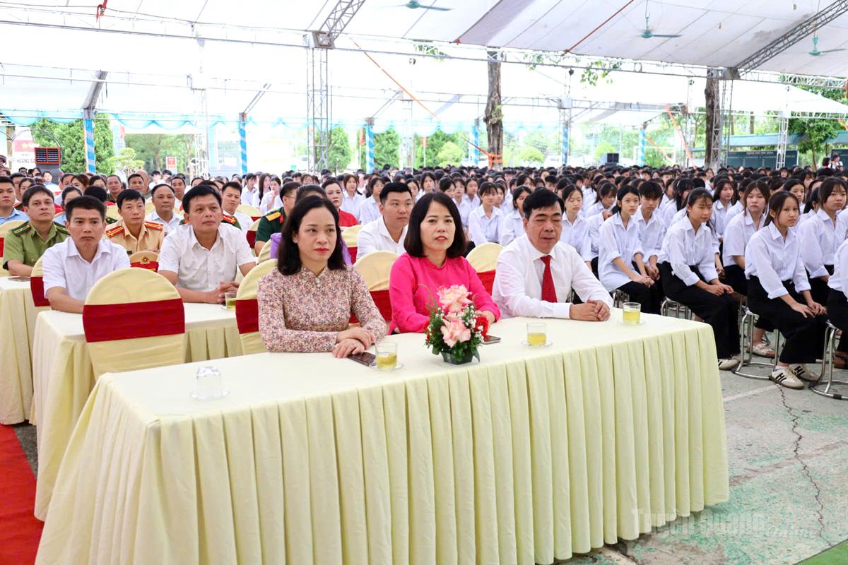 Đồng chí Lý Thị Lan, Ủy viên Ban Thường vụ Tỉnh ủy, Phó Trưởng đoàn ĐBQH chuyên trách tỉnh Tuyên Quang khóa XVI dự Lễ Khai giảng năm học mới tại Trường THCS và THPT Xuân Vân. Ảnh: Thuỳ Lê