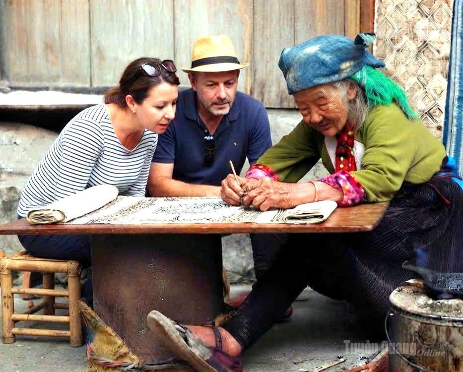  Du khách quốc tế 
trải nghiệm vẽ sáp ong, tìm hiểu nghề dệt lanh truyền thống của người Mông tại Lùng Tám.