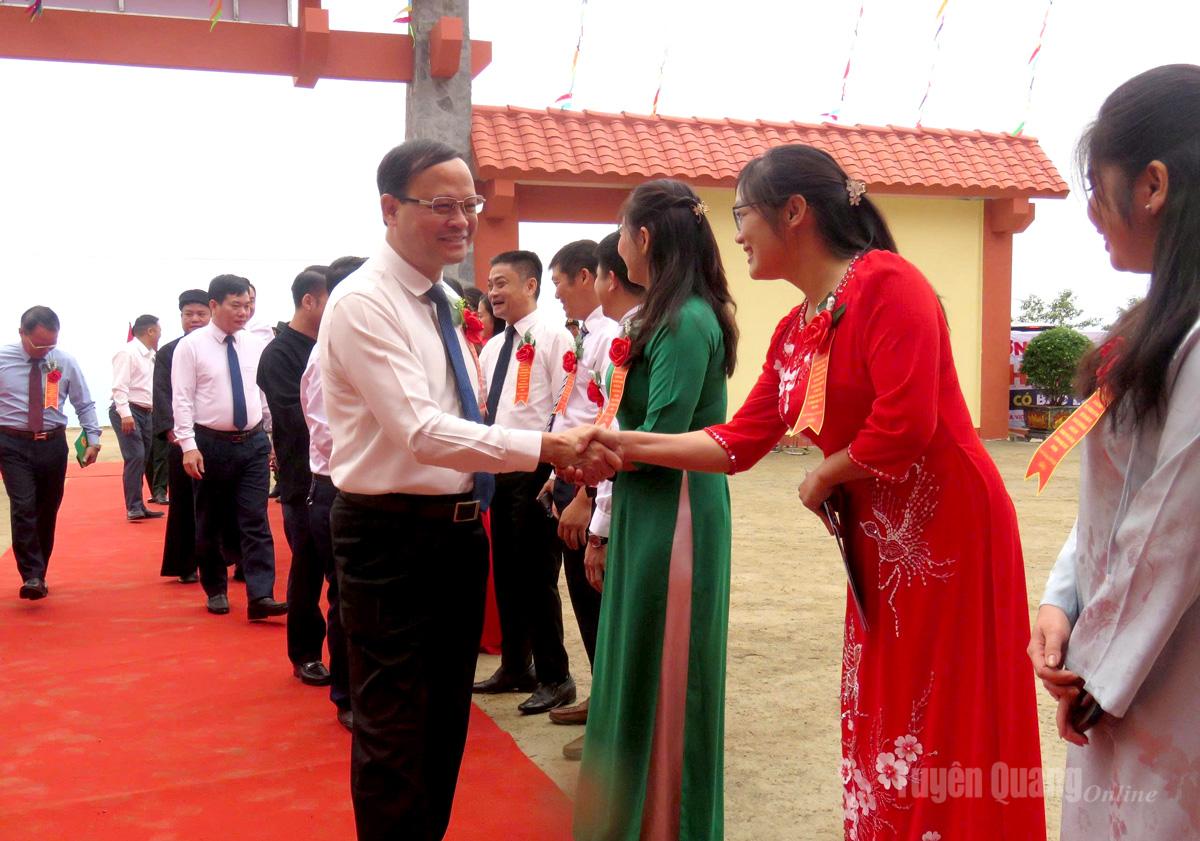 Đồng chí Nguyễn Mạnh Tuấn, Ủy viên Ban Thường vụ Tỉnh ủy, Phó Chủ tịch Thường trực UBND tỉnh dự Lễ khai giảng Trường Phổ thông nội trú Tiểu học và THCS Xín Mần. Ảnh: Hồng Nhung