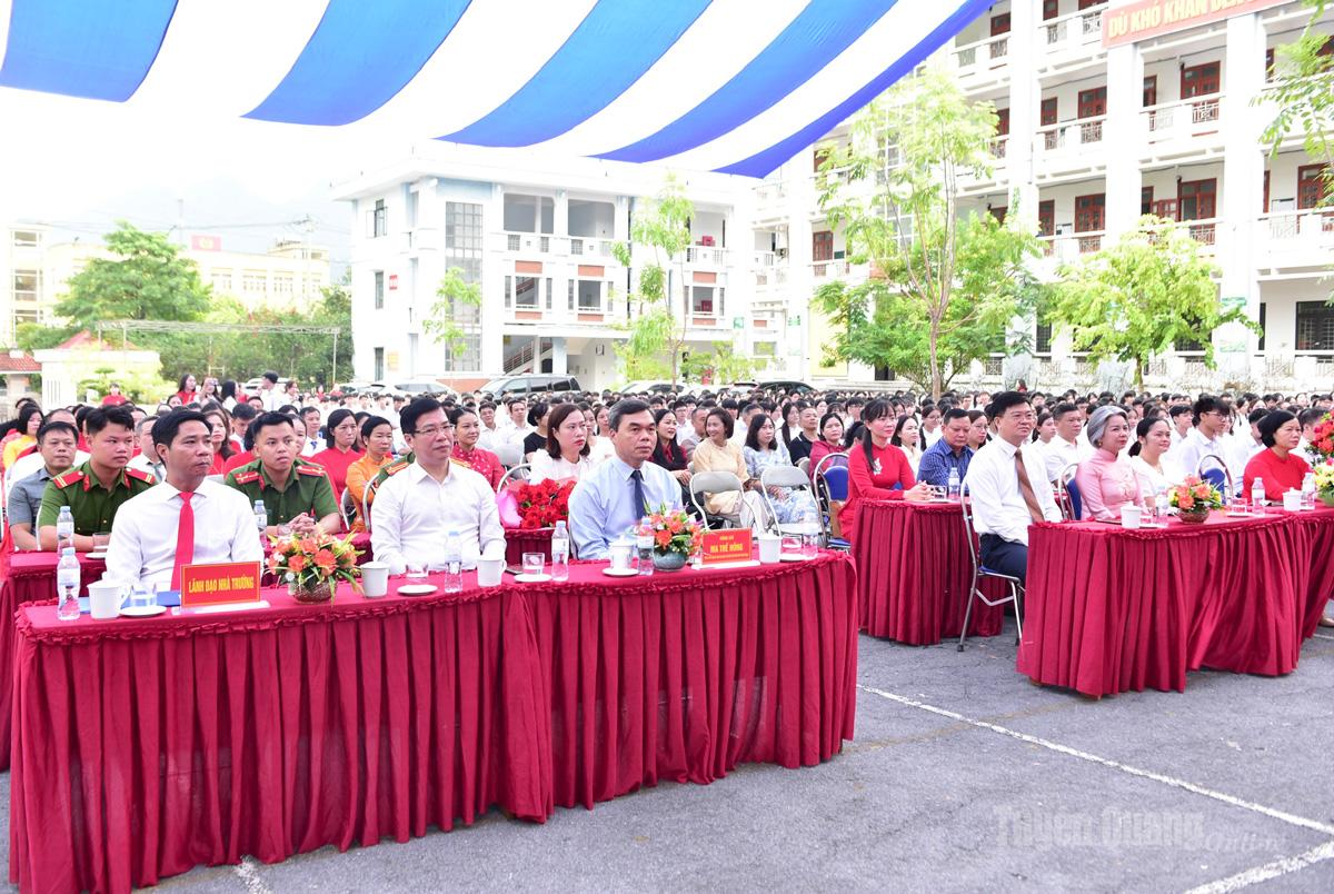 Đồng chí Ma Thế Hồng, Phó Bí thư Tỉnh ủy, Chủ tịch Ủy ban MTTQ Việt Nam tỉnh dự Lễ khai giảng năm học mới 2026-2027, chung vui cùng giáo viên và học sinh Trường THPT Chuyên Hà Giang. Ảnh: Lý Thịnh