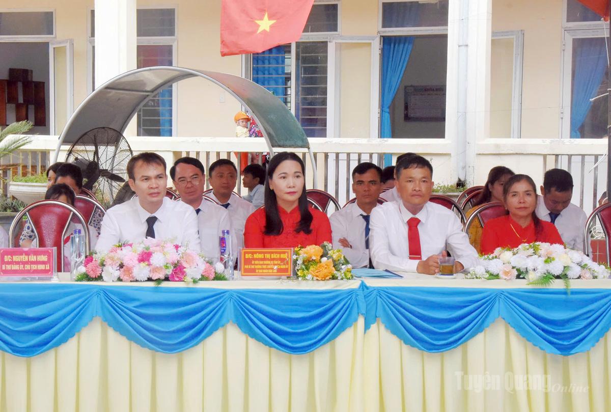 Đồng chí Nông Thị Bích Huệ, Ủy viên Ban Thường vụ Tỉnh ủy, Phó Bí thư Thường trực chuyên trách Đảng uỷ UBND tỉnh dự khai giảng tại Trường PTDTBT TH&THCS Tiên Nguyên. Ảnh: Mai Dung