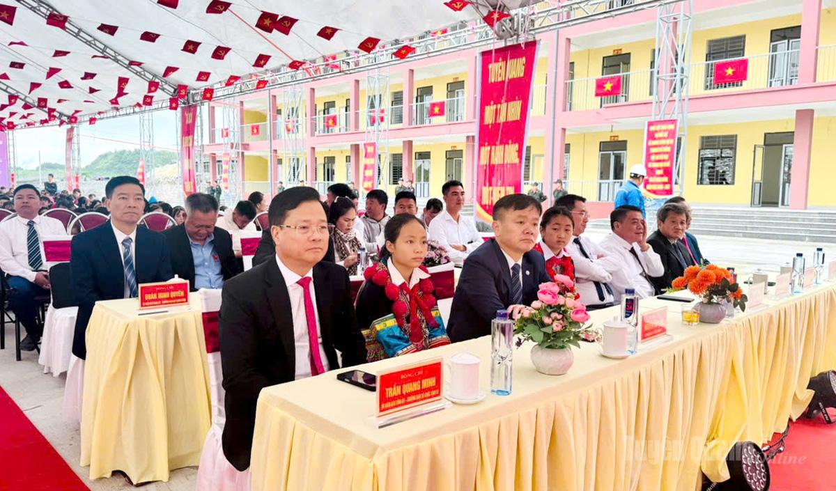 Đồng chí Trần Quang Minh, Uỷ viên Ban Thường vụ Tỉnh ủy, Trưởng Ban Tổ chức Tỉnh ủy dự Lễ khai giảng năm học 2026-2027 Trường PTNT liên cấp Tiểu học và THCS Sơn Vĩ. Ảnh: Hoàng Tuyến