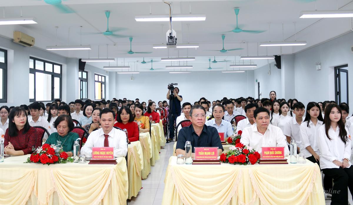 Đồng chí Trần Mạnh Lợi, Ủy viên Ban Thường vụ Tỉnh ủy, Trưởng ban Tuyên giáo Tỉnh ủy dự Lễ khai giảng tại Trường THPT Chuyên Tuyên Quang. Ảnh: Hoàng Ngọc