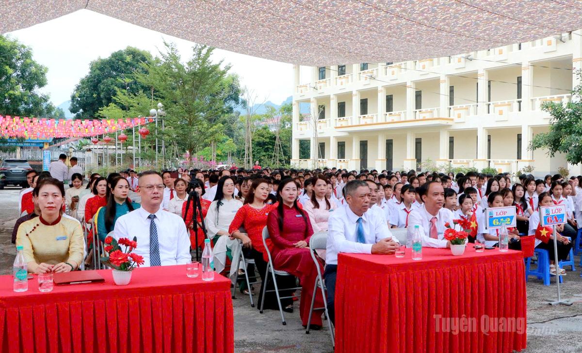 Đồng chí Nguyễn Hồng Trang, Ủy viên Ban Thường vụ Tỉnh ủy, Phó Bí thư Thường trực Đảng ủy các cơ quan Đảng tỉnh dự Lễ khai giảng tại Trường THCS Chu Văn An, xã Quang Bình. Ảnh: Thanh Thủy