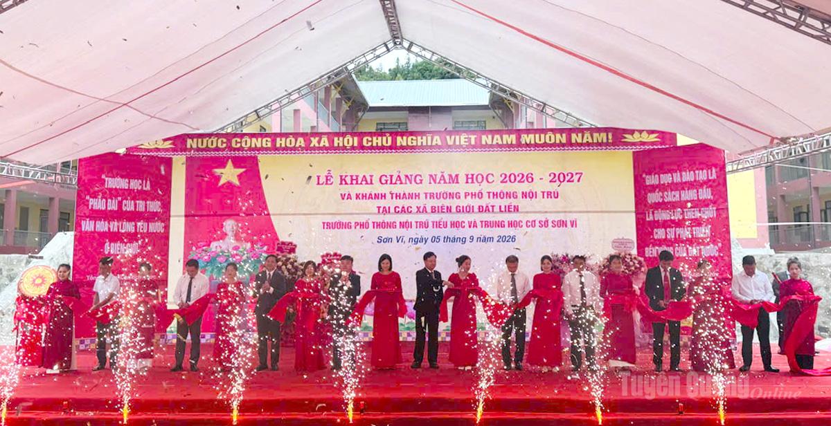 Các đại biểu cắt băng khánh thành Trường PTNT liên cấp TH&THCS Sơn Vĩ. Ảnh: Thảo Nguyên
